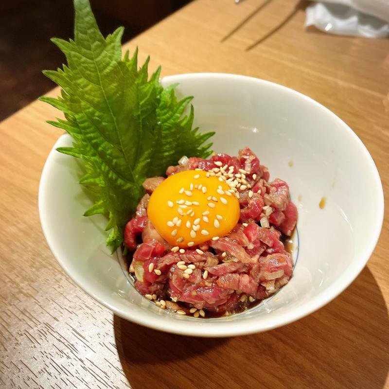 炙りユッケ(肉やきとだしと博多うどん中目黒はし田)