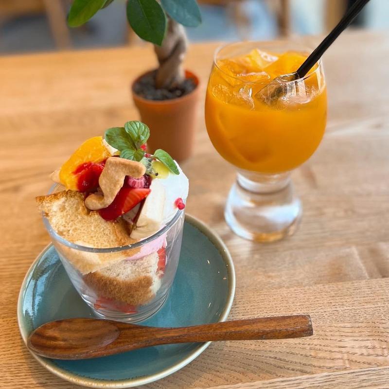 シフォンCAKEとフルーツの春パフェ(5 waters cafe)