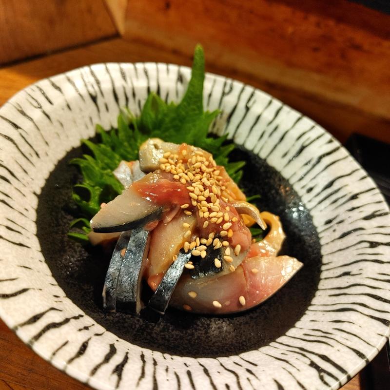 しめ鯖の酒盗和え(肴とり 渋谷店)