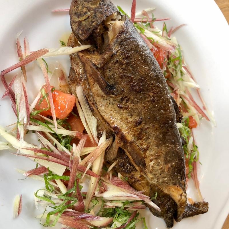 安曇野 にじます まるごとコンフィ ナスとミョウガ、大葉のサラダ仕立て(LODGE BISTRO SARU学芸大店 （ロッジビストロＳＡＲＵ）)