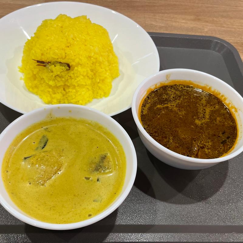 Aランチ（ビーフカレー、フィッシュカレー）(スパイシービストロ タップロボーン 南青山本店)