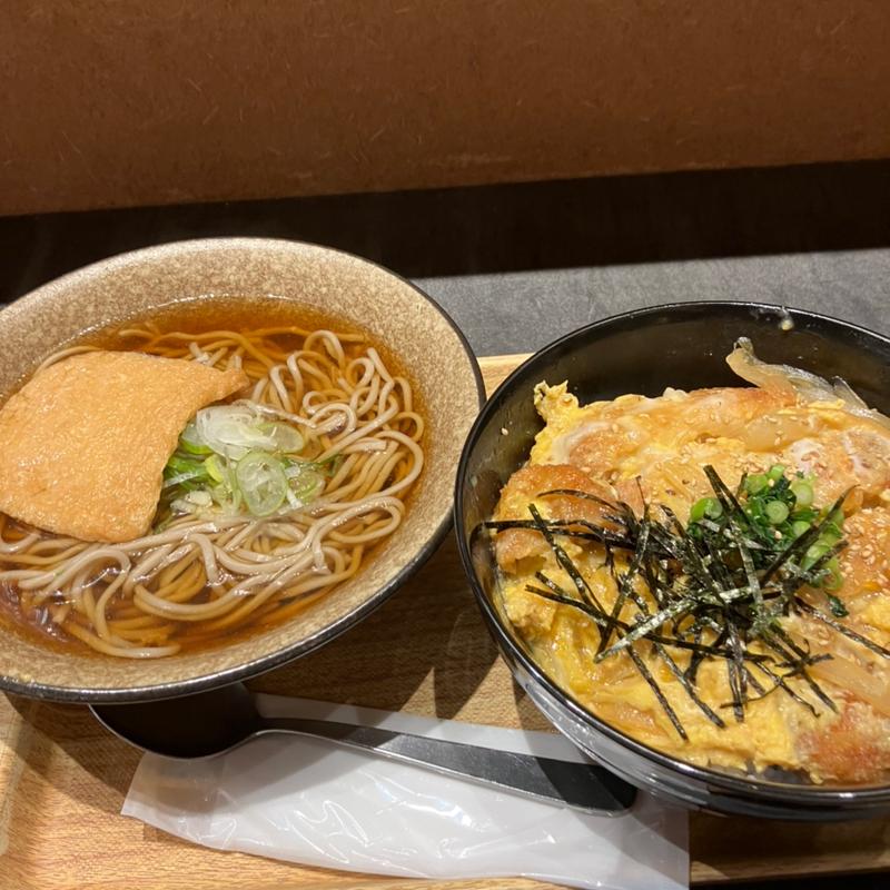 カツ丼とそば夜メニュー（きつねトッピング）(蕎麦・立飲み 一味)