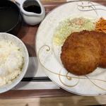 分厚いハムカツと大きなミンチカツ定食