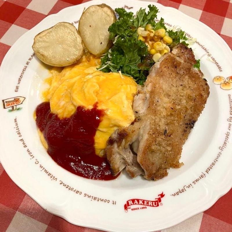とろーり卵のチキンオムライスとチキンの香草パン粉焼き(ラケル新百合丘ＯＰＡ店)