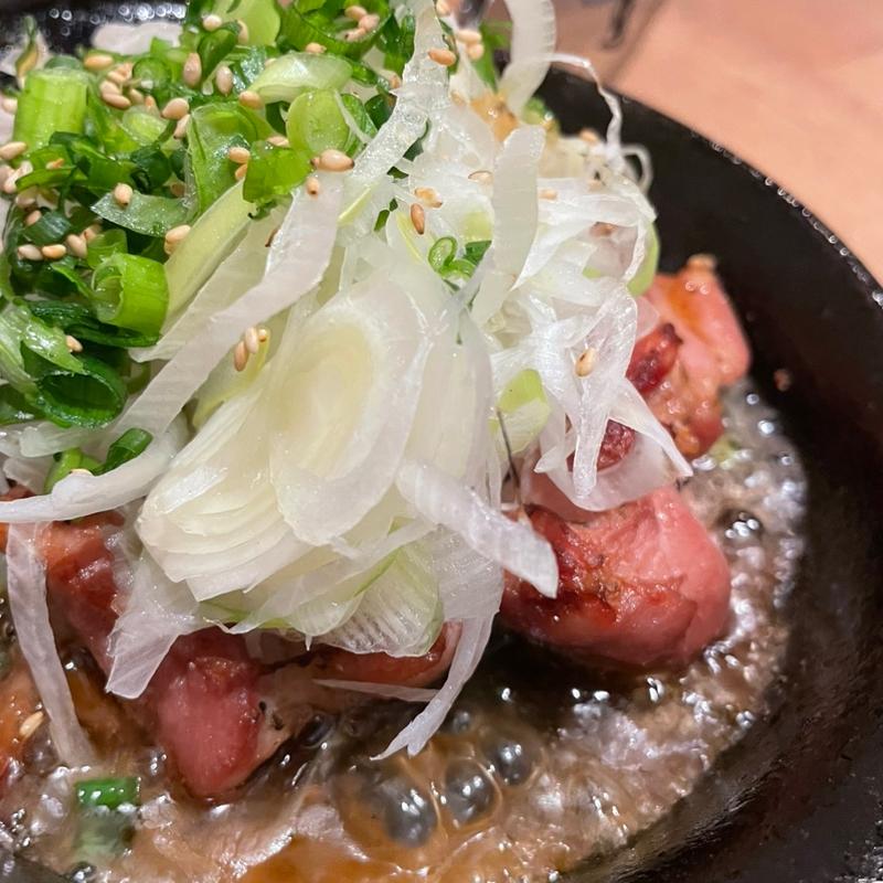 銘柄鶏の鉄板ネギ塩焼き(じゅーしゐ)