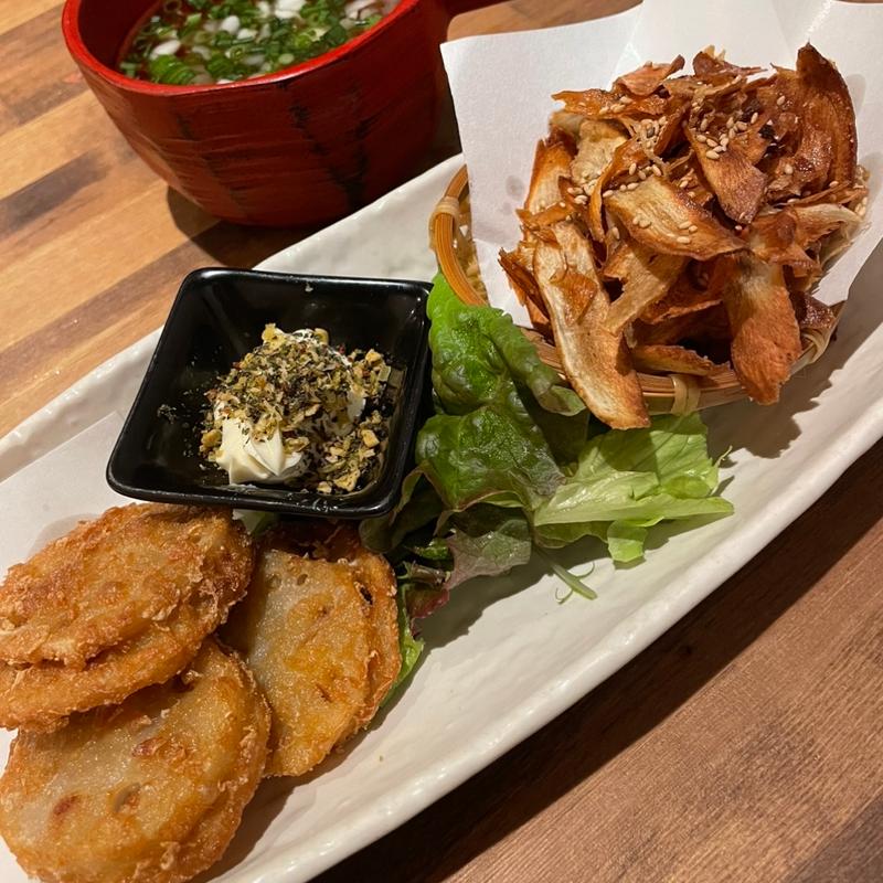 豚肉と蓮根のはさみ揚げと自家製ごぼうチップス(じゅーしゐ)