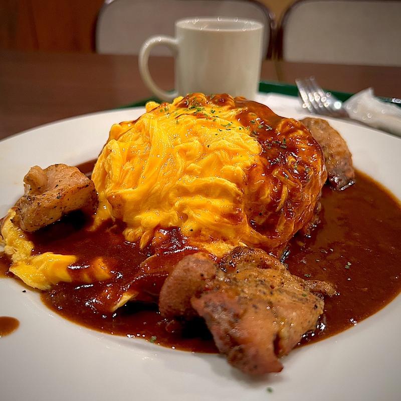 花咲きカレーソース＆スパイシーチキン オムライス(66cafe 六本木六丁目食堂 飯田橋店)