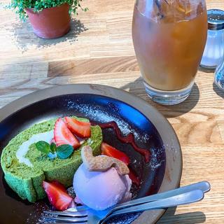 抹茶と苺のロールcake(5 waters cafe)