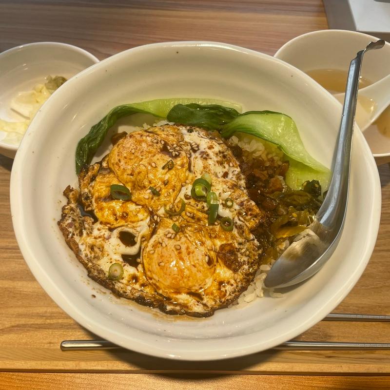 目玉焼きルーロー飯(元気　魯肉飯)