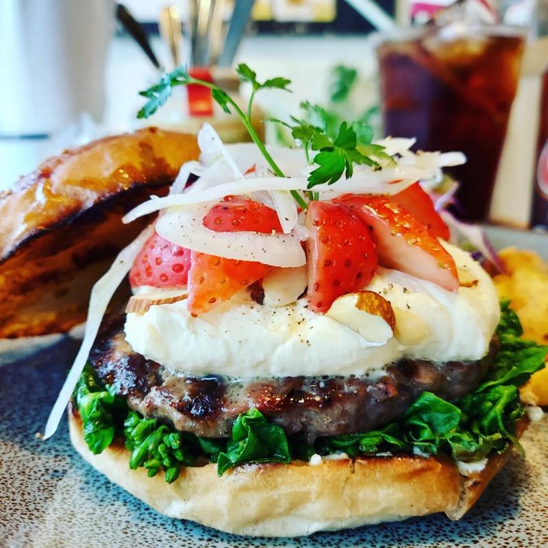 苺と菜の花とクリームチーズのバーガー(HELLO NEW DAY Hamburger)
