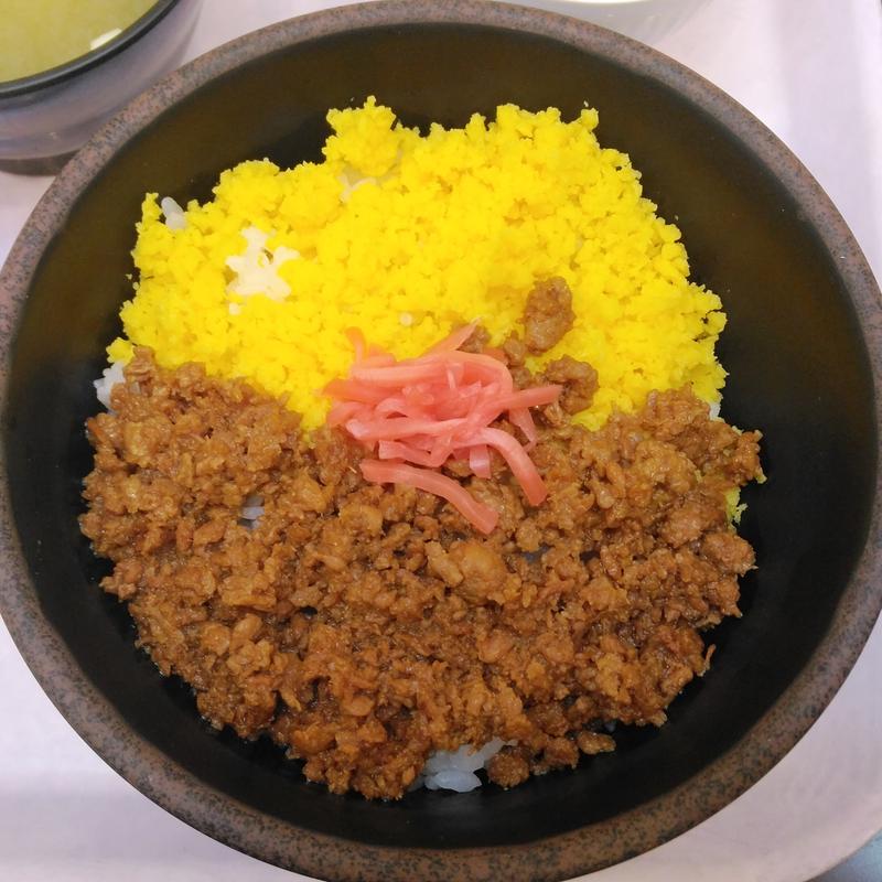 鶏そぼろ丼(中)(北海道大学生協 レストランポプラ)