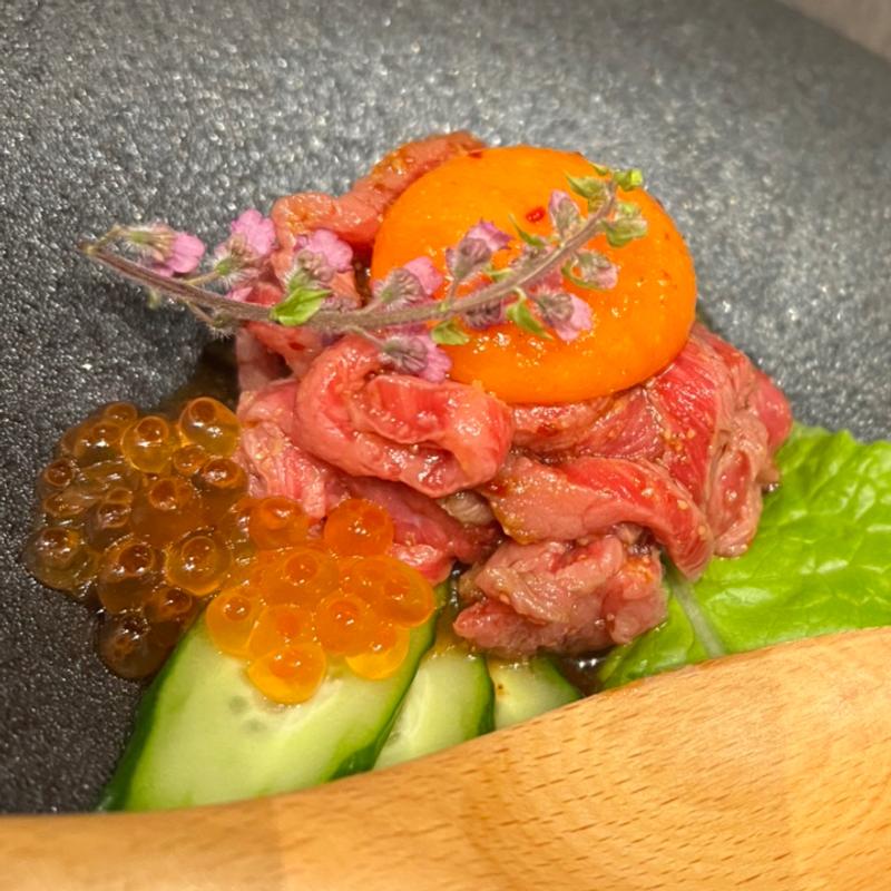 和牛レアユッケ〜いくら添え〜(和牛焼肉わ)