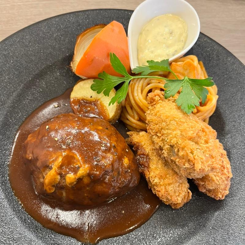 特製ハンバーグと牡蠣フライの盛り合せ(洋食コノヨシ南区石山店)