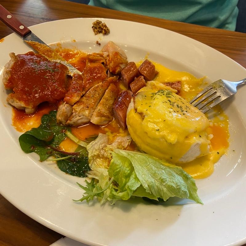 エッグベネディクトとチキンのトマトソース(ローズガーデンカフェ イオンモール沖縄ライカム)