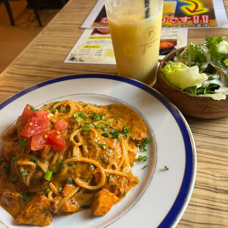 チキンバターカレーパスタ&マンゴーラッシー(サロジの窯)