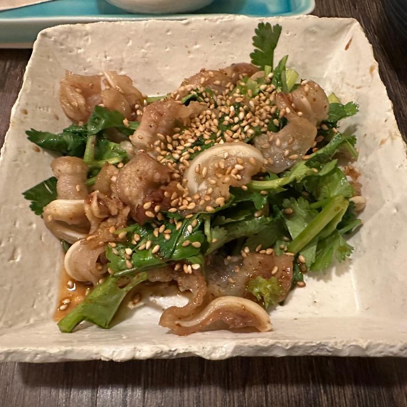 ミミガーとパクチーの炒め物(島食堂 ゆいたば)