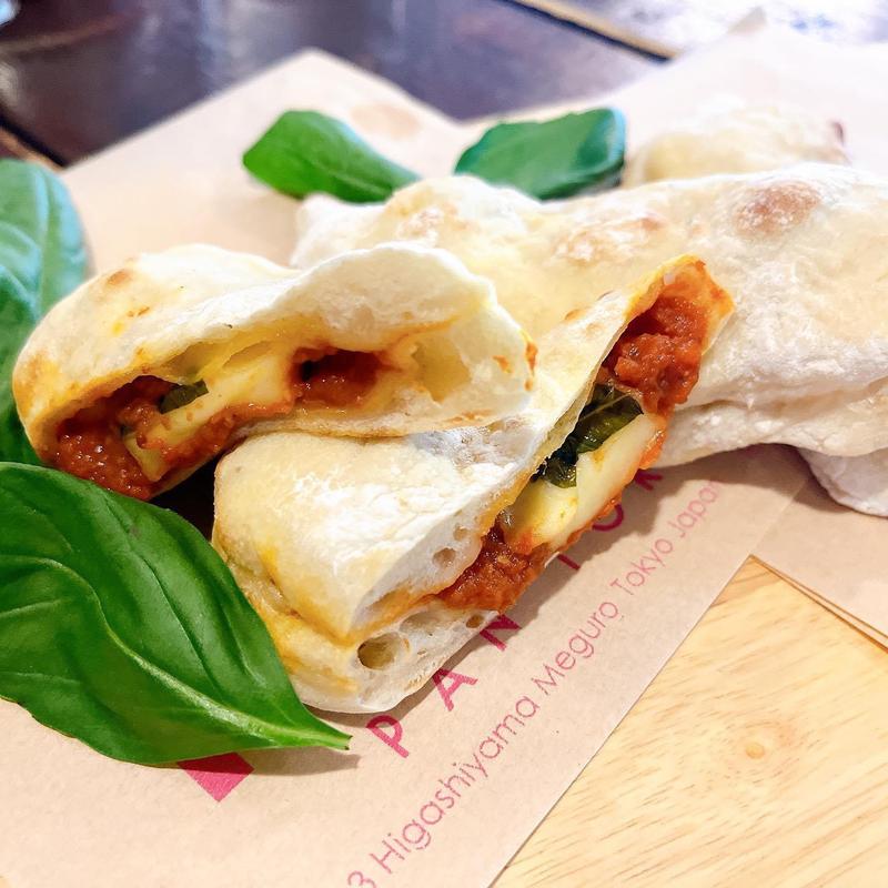 モッツァレラバジルトマトのカルツォーネ( TOLO COFFE&BAKERY(トロ コーヒーアンドベーカリー))