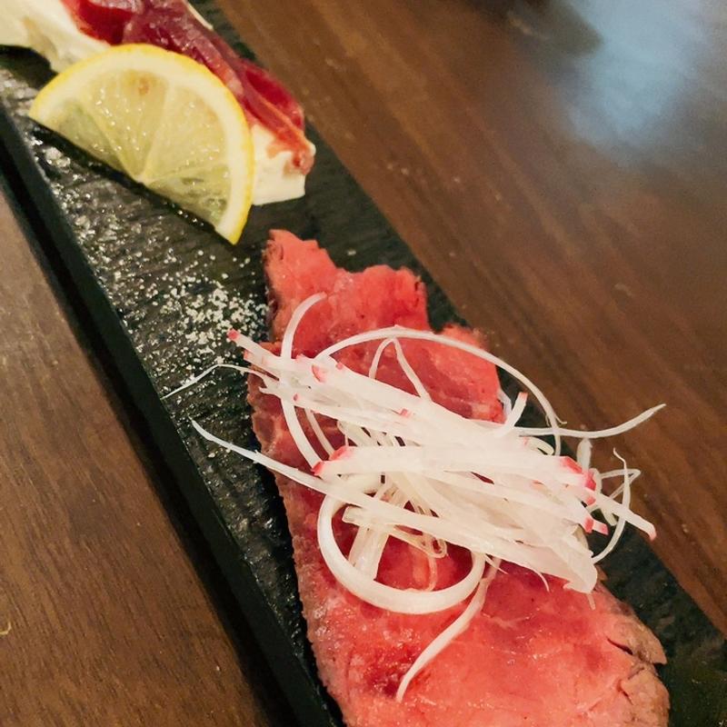 牛生ハムとチーズ豆腐　蜂蜜レモンソース(肉処くろべこや)