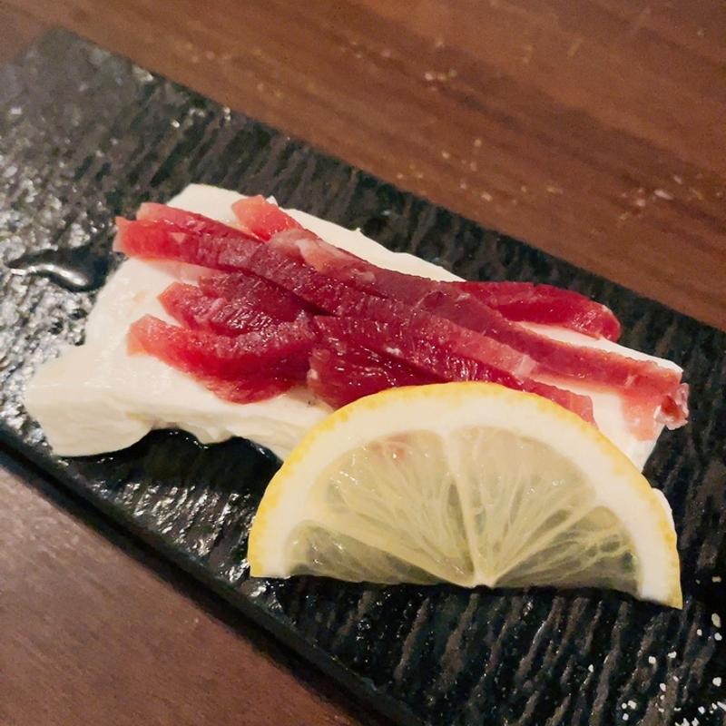 牛生ハムとチーズ豆腐　蜂蜜レモンソース(肉処くろべこや)