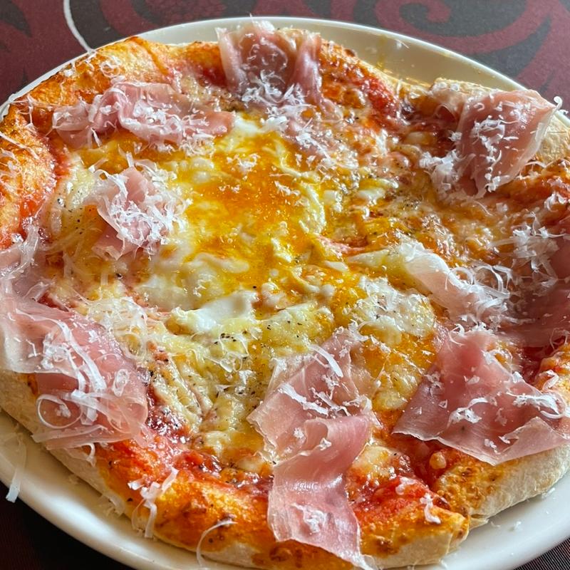 半熟卵と生ハムのビザ(オステリア　ピッカンテ　ウノ （osteria Piccaｎｔe uno）)