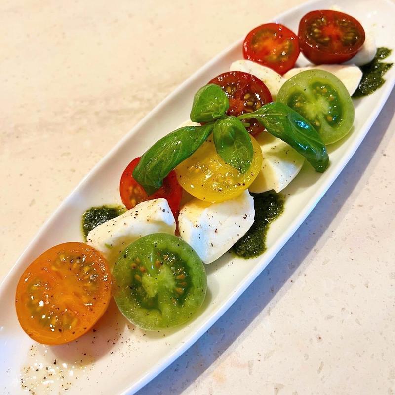 色んなトマトのカプレーゼ(ホームズパスタ)