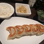 焼餃子とご飯セット(餃子 しくよろ亭)