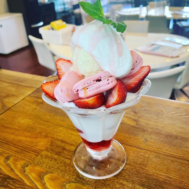 桜マカロンと苺のパフェ(フルーツカフェ オレンジ （fruit cafe ORANGE）)