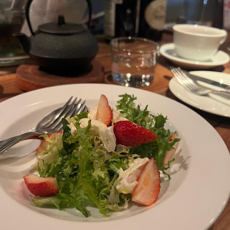 苺とブリア・サヴァランのグリーンサラダ(キュイジーヌ エ ヴァン アルル)