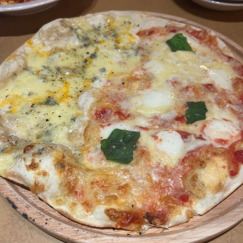 ピッツァハーフ&ハーフ プレミアムマルゲリータ&クワトロフォルマッジ(ジョリーパスタ 生駒店 )