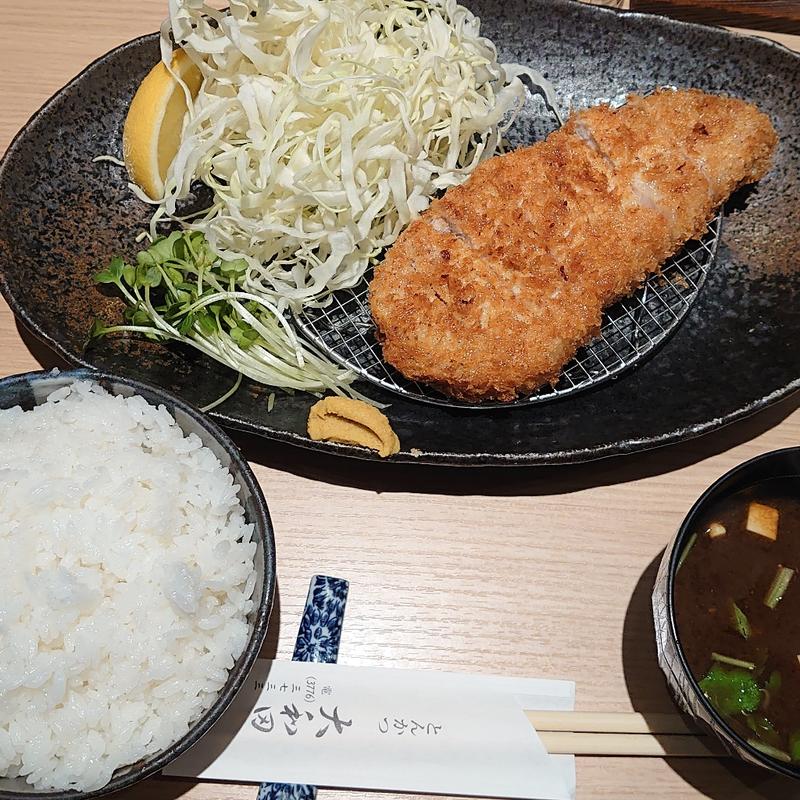 ロースカツ定食(とんかつ大和田)