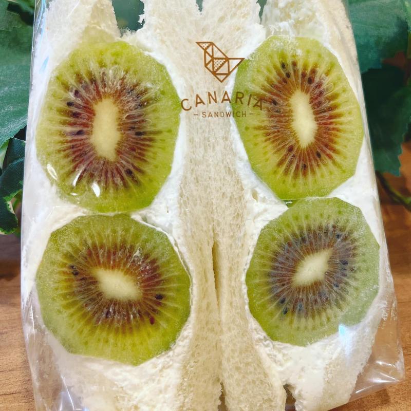 レッドキウイのフルーツサンド(カナリアサンドイッチ亀戸店)