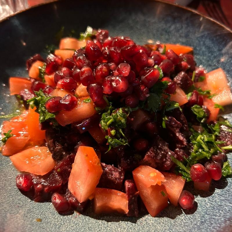 ビートルート ザクロ トマト パセリのサラダ(Avanti Fulham)