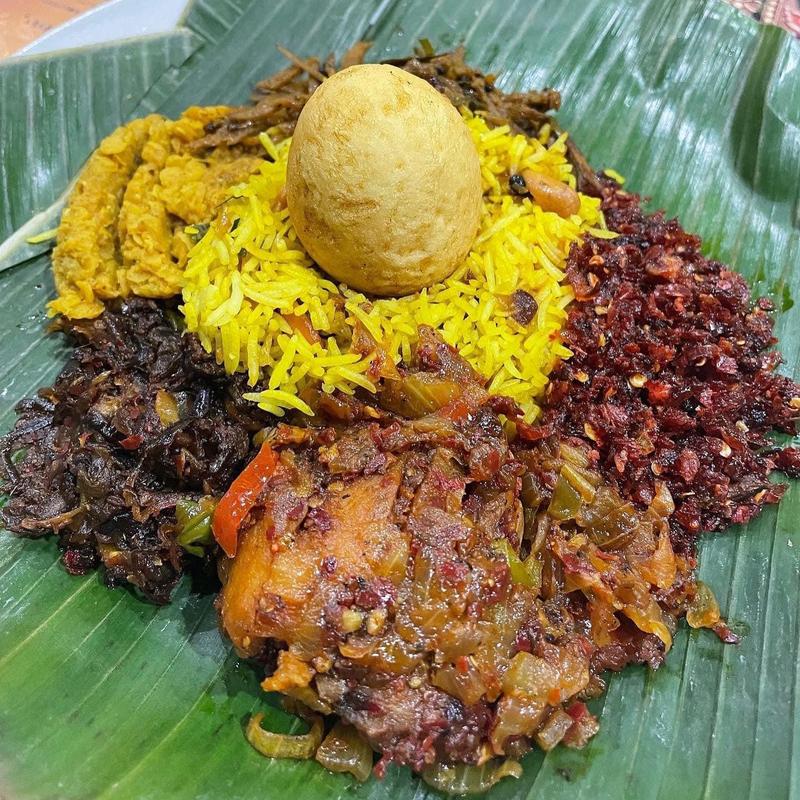 バナナの葉で巻いたランプライス(セイロンカリー)