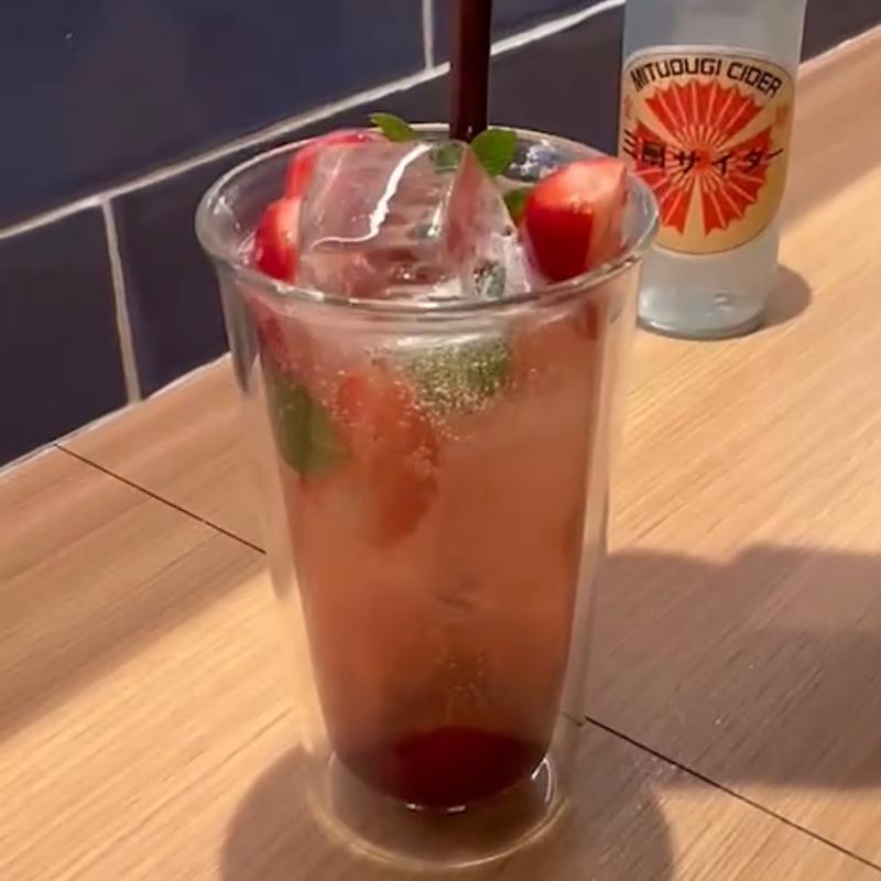 いちごと淡路ハーブの サイダーフルーツカクテル(島パスタ MIKE)