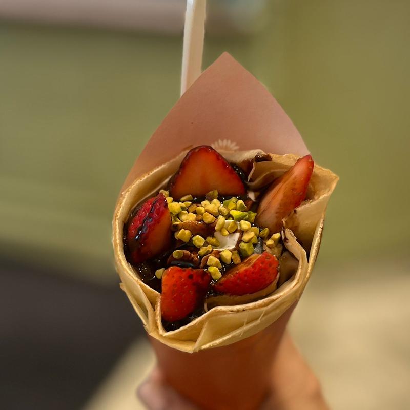 ストロベリー ピスタチオ ショコラ クレープ(アルロイック 阪急うめだ本店)