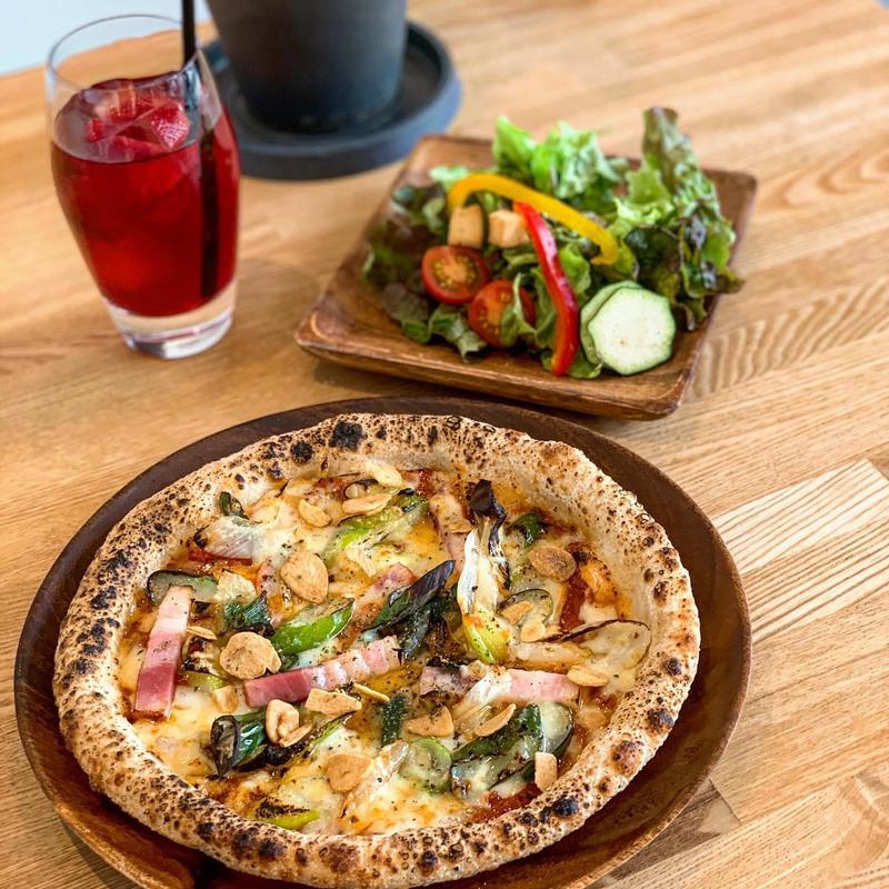 タカオ下仁田葱とベーコンのgarlicピッツァ(5 waters cafe)