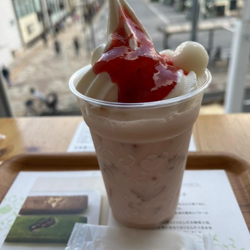 桜ストロベリーソフトクリームラテ(nana's green tea ひばりヶ丘パルコ店)