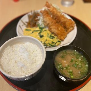 エビフライとニラ玉定食(善太郎食堂)
