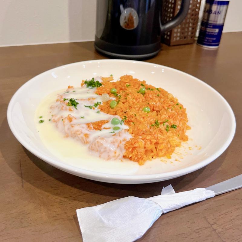 チキンライス(ホワイトソースがけ)(三つ由)