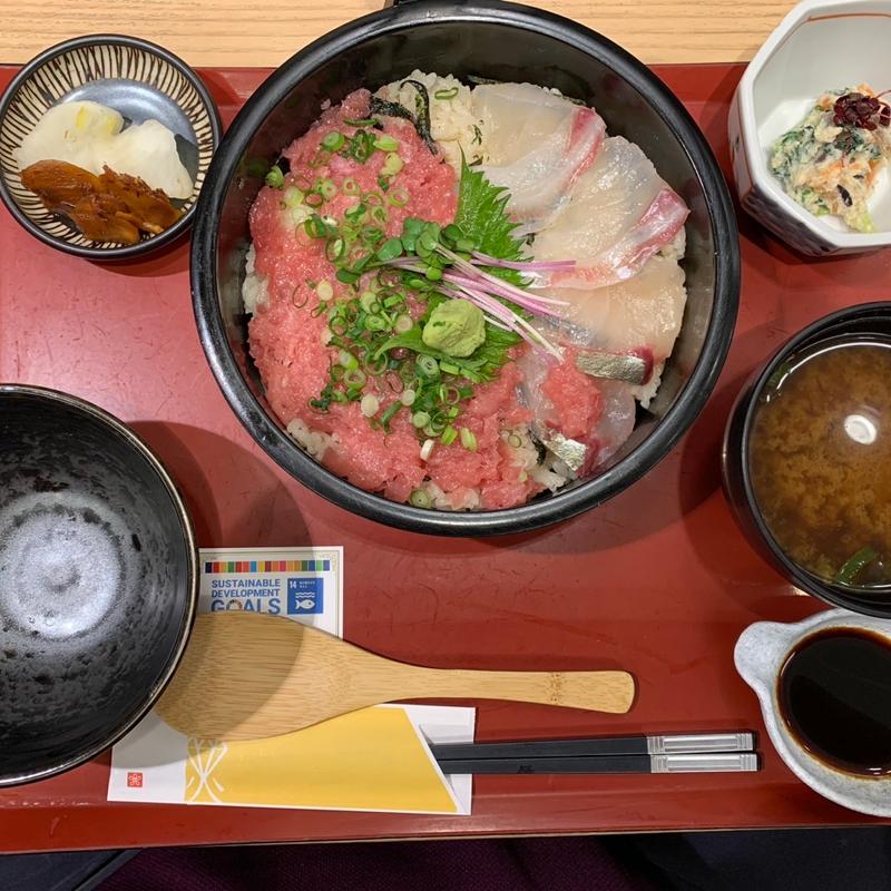 近大ネギトロ紅白手桶寿司(近畿大学水産研究所はなれ)