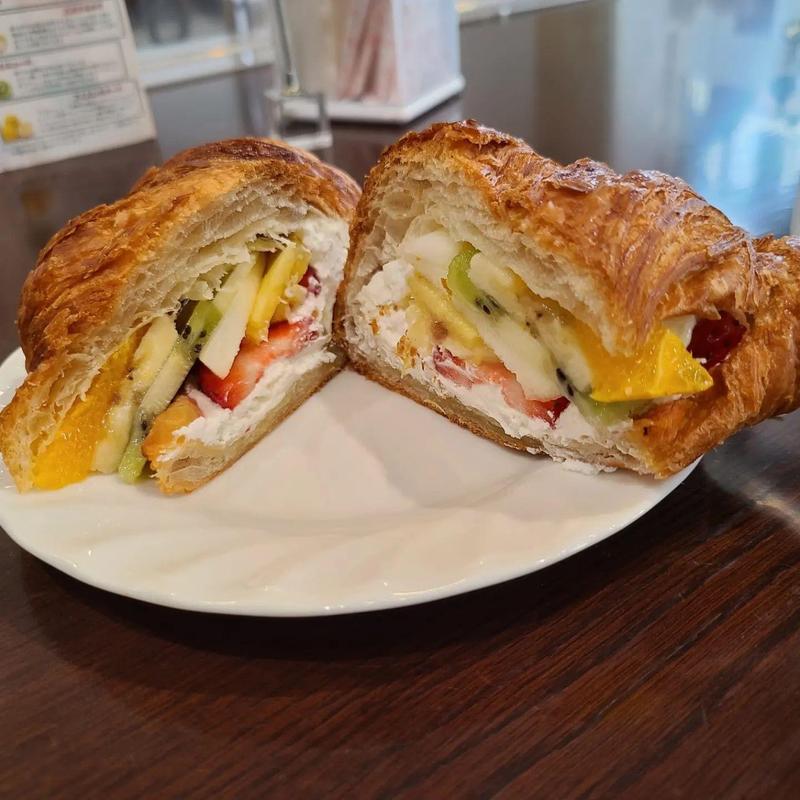 クロワッサンフルーツサンド(フルーフ･デゥ･セゾン)