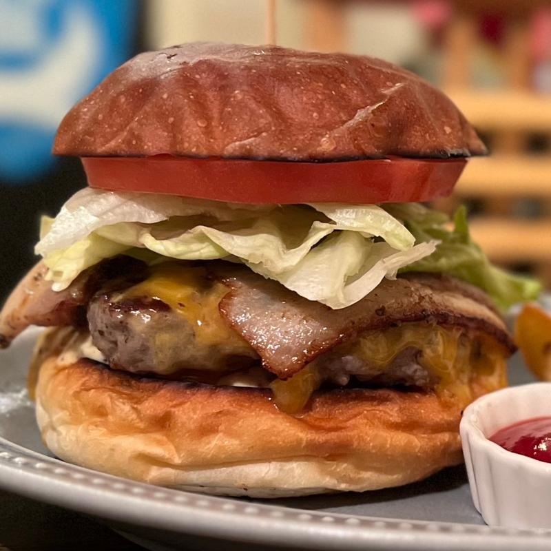 とろけるチーズと燻製薫るベーコンチーズバーガー(Kokopelli)