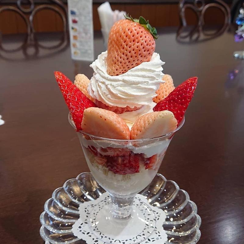 2色の苺パフェ(フルーフ･デゥ･セゾン)