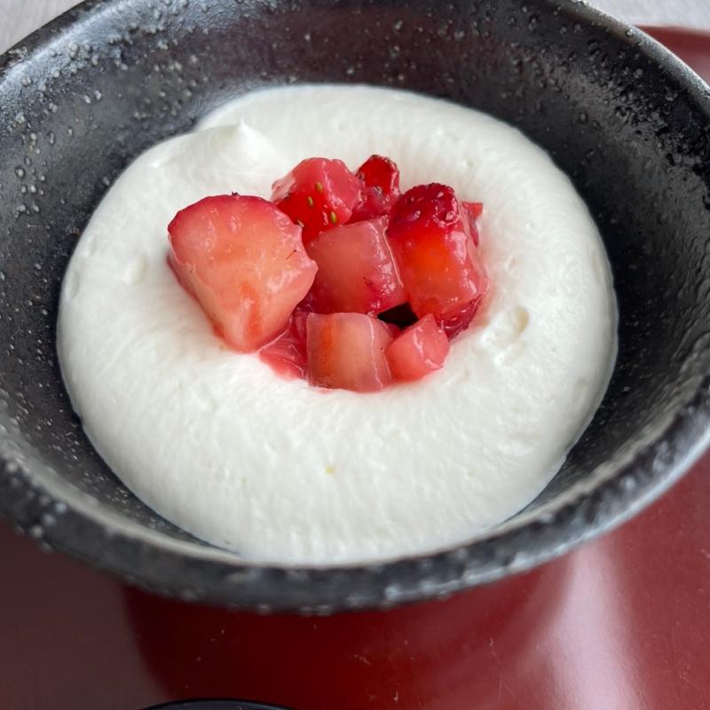 甘味　(水羊羹と生クリームムース苺添え)(日本料理「旬彩」)