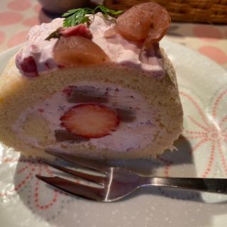 桜といちごのマスカルポーネクリームのロールケーキ