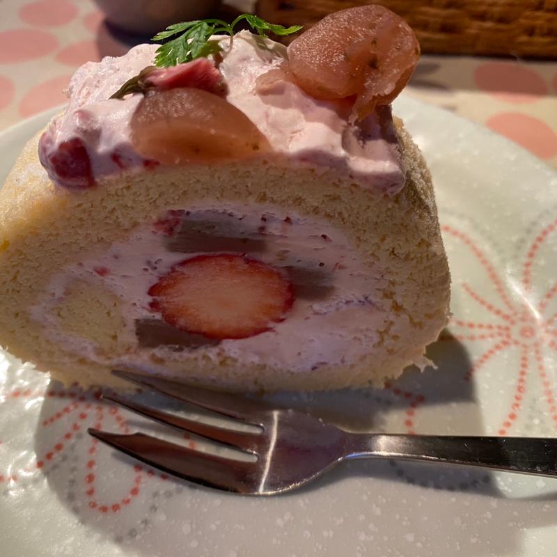 桜といちごのマスカルポーネクリームのロールケーキ(まとい亭)