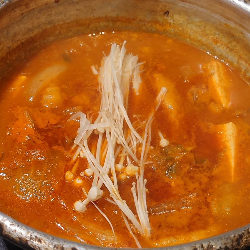 手作り団子入りキムチチゲ(ヨプの王豚塩焼 新大久保本店)