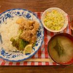 鶏と里芋の唐揚げ、コールスルー、みそ汁(ぐるぐる食堂 / Guru-Guru Shokudo)
