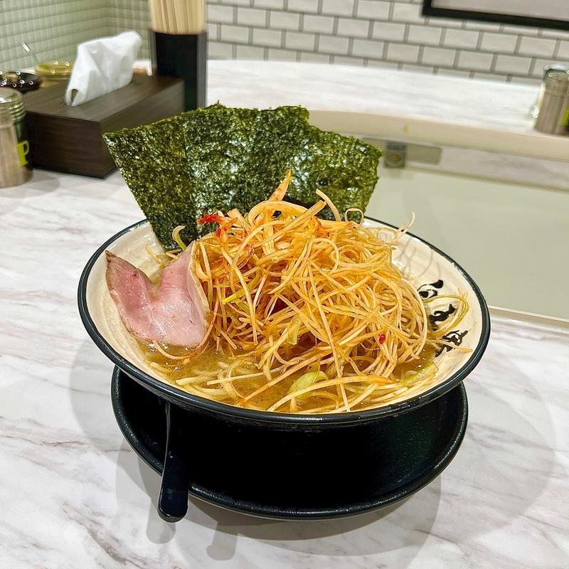 ネギラーメン(赤)(家系ラーメン白王家)