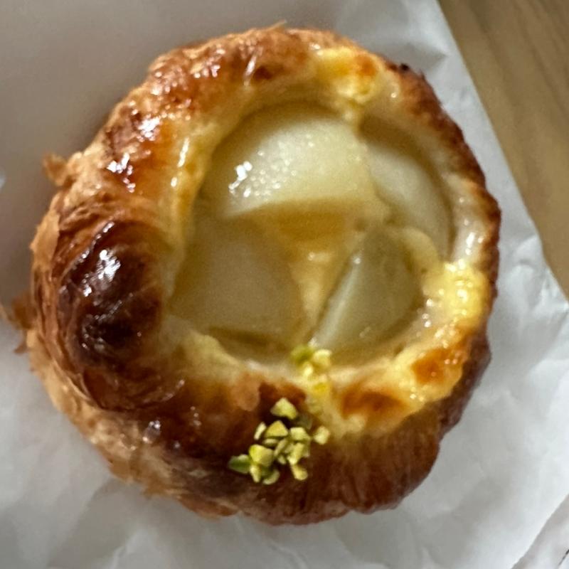 白桃のデニッシュ(ラ・タヴォラ・ディ・オーヴェルニュ)